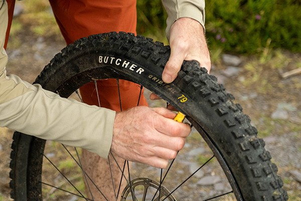 Maxxis tyre puncture repair with tyre leaver